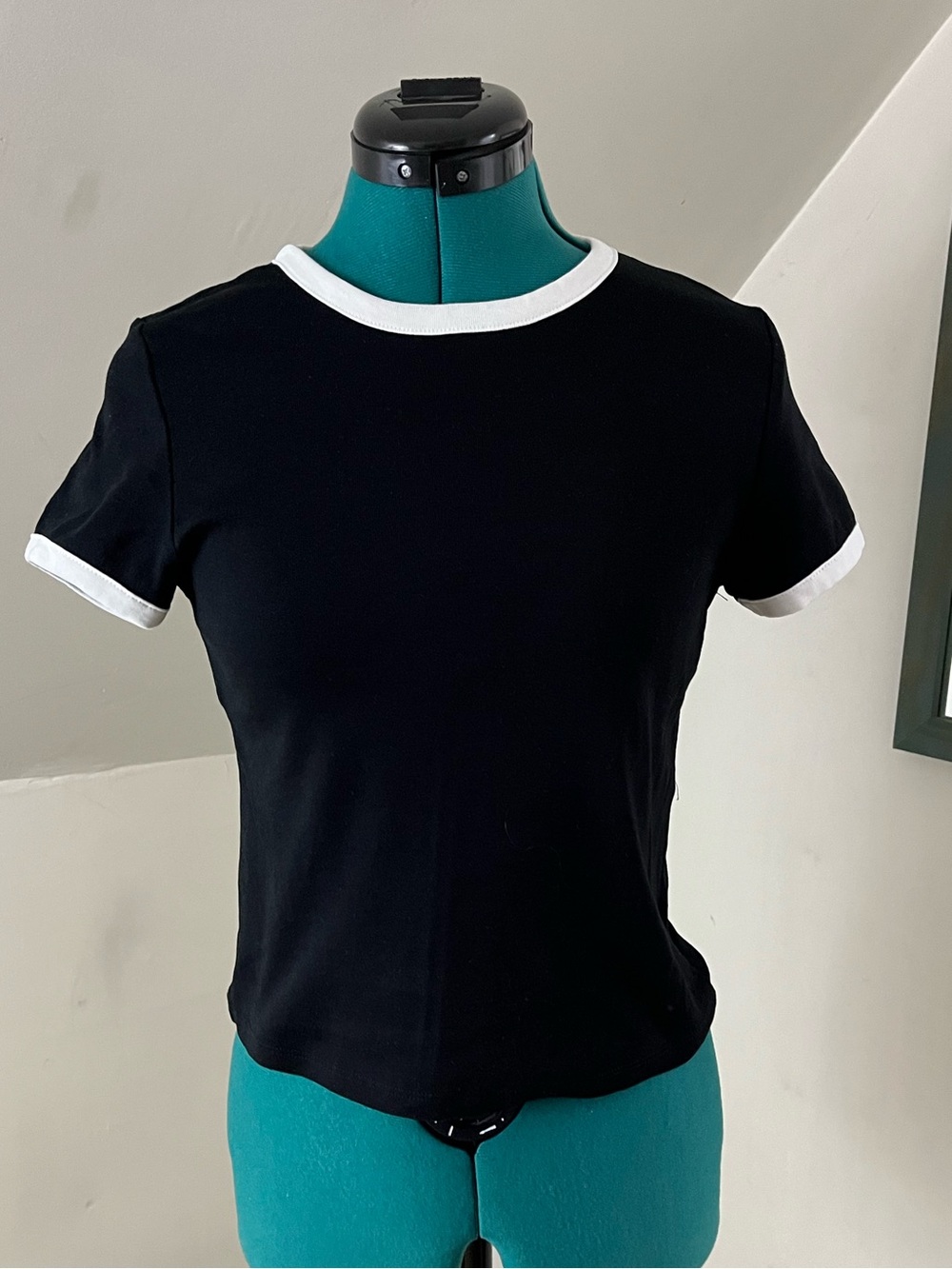 Divided Semi-crop Black Short-sleeve top White outline